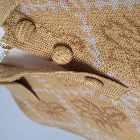 Simple Retro Floral Sweater - Picture 2 of 9